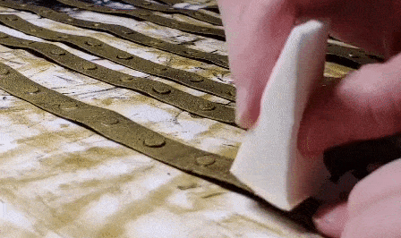 gif showing how to seal using a makeup wedge