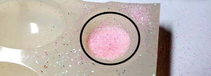 Glitter at the bottom of the mold. Edge of the mold traced in black