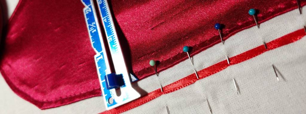 Measuring the distance between the ribbon and the color accent