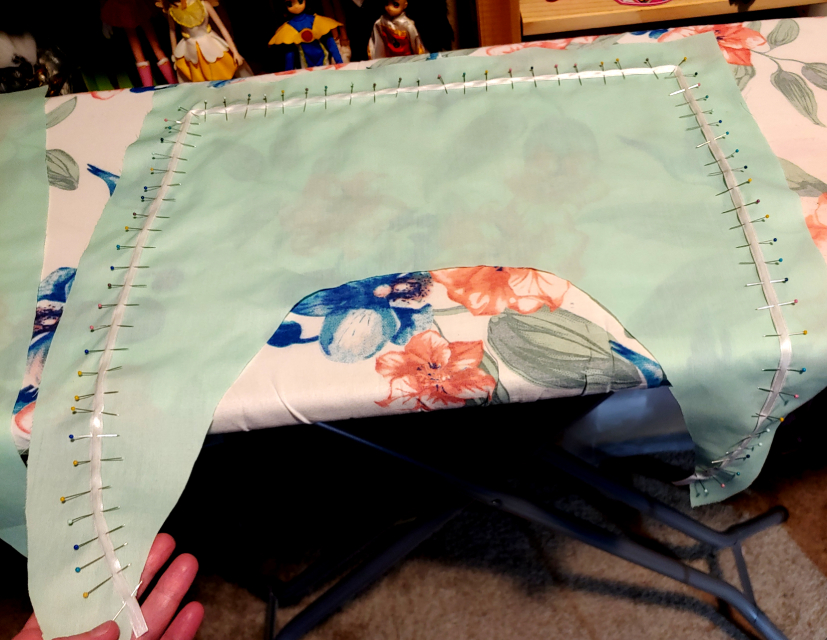 A singular stripe pinned all the way around the collar