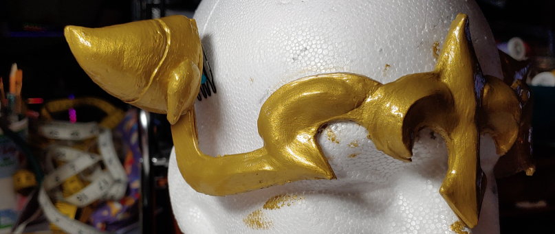 Gold crown with a shiny glossy varnish applied on the outside. It really makes the crown shine!