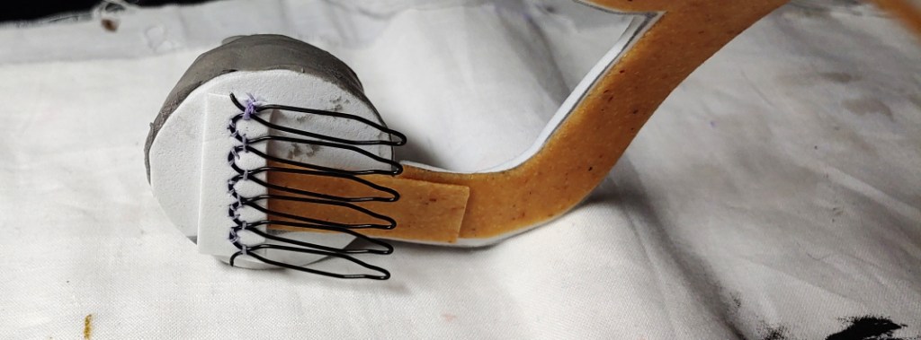 Comb glued to the back of the horn. The teeth are facing downward towards the crown