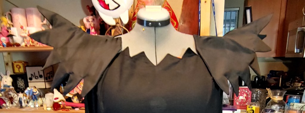 Finished fabric shoulders. Black zigzag shoulders stand up on a gray dress form
