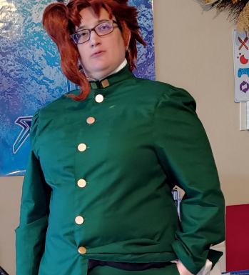 A cosplay with many many buttonholes. A green gakuran tunic with 6 gold buttons up the front.