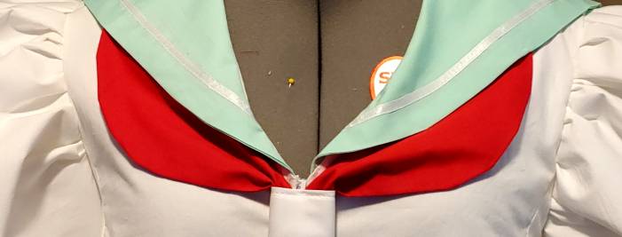 Red tie set snapped into the light green collar