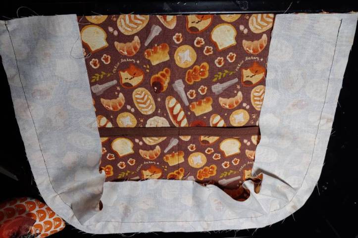 Sewing the gusset to the body piece. The gusset appears white as the cat bread print isn't on the wrong side of the fabric.