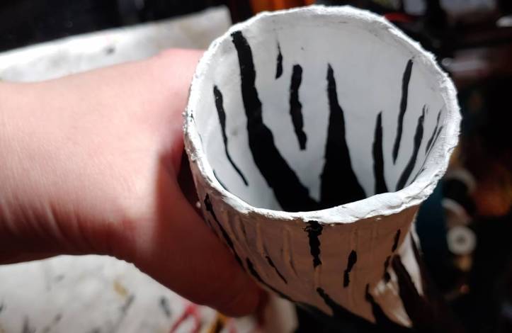 The striated pattern inside isn't identical to the outside, but it's believable to be the same