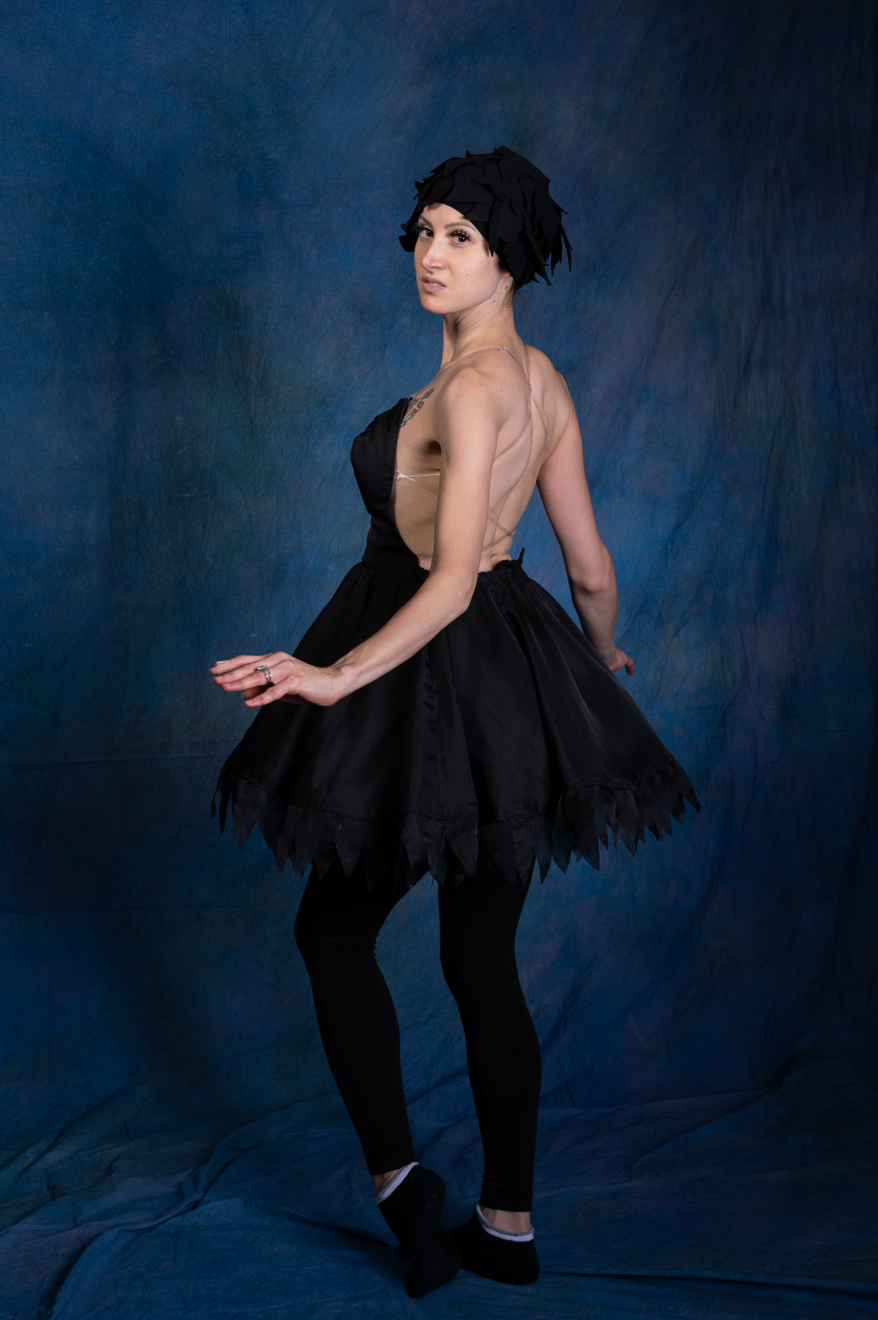 Kraehe turned backward, peeking over the left shoulder