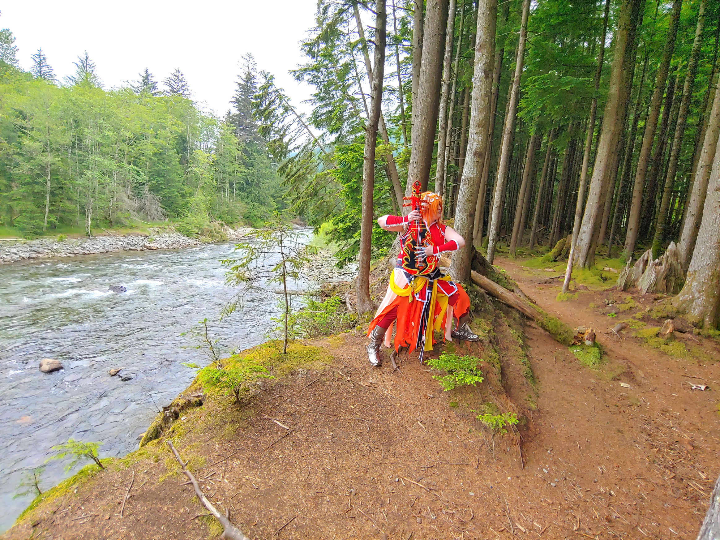 A wide shot of Lang without the overcoat
