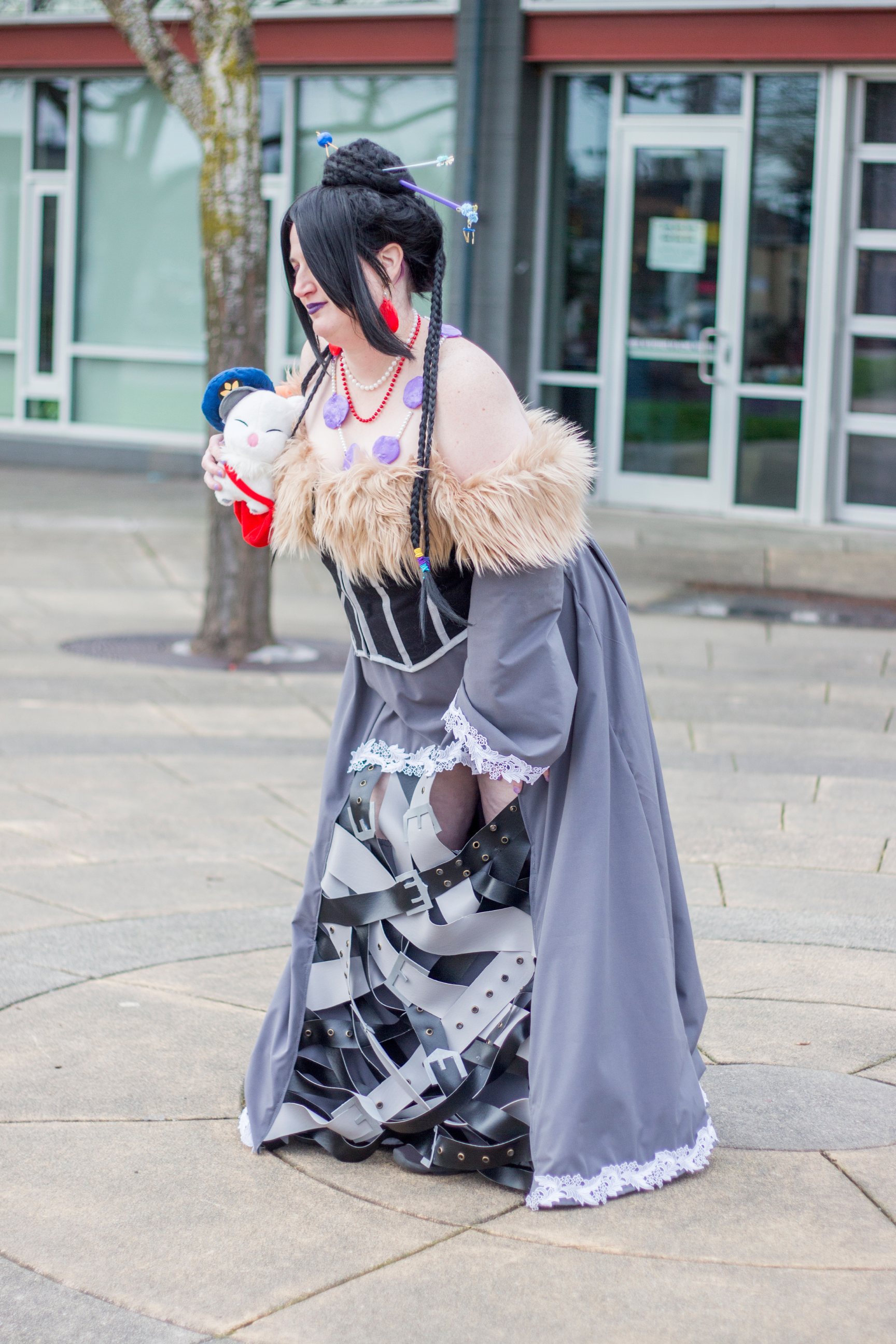 Lulu leaning forward in a victory pose