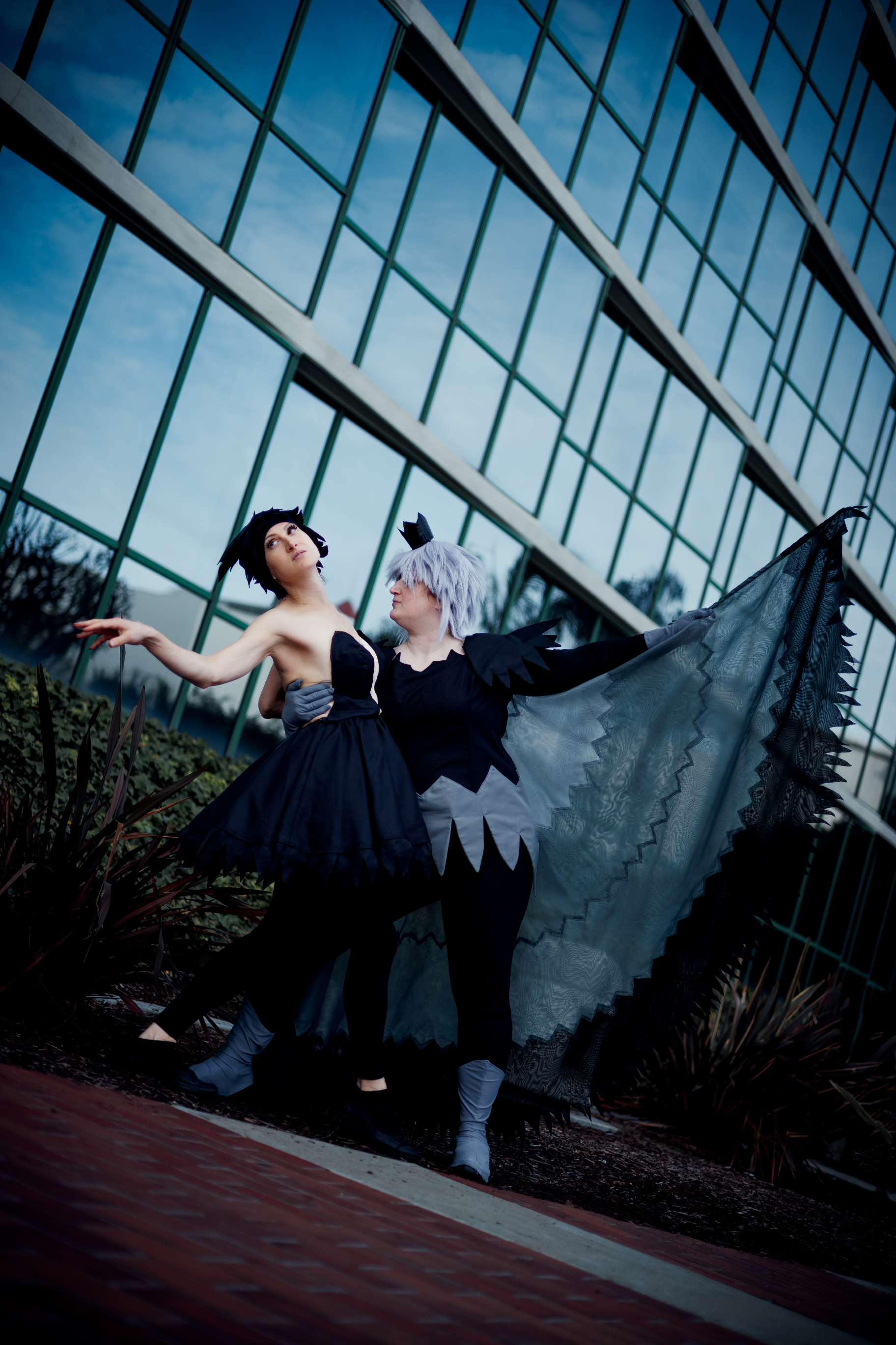 Mytho leaning Kraehe backwards, but Kraehe looks worried about Mytho's darker state